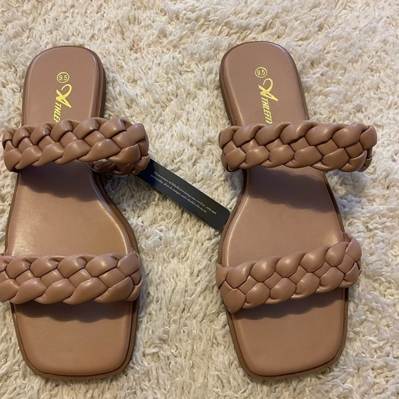 NWT-Sandals‎ - Picture 1 of 10